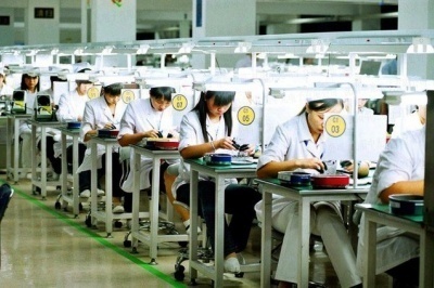 《電子廠招聘信息背后：返費的瘋狂與風(fēng)險》